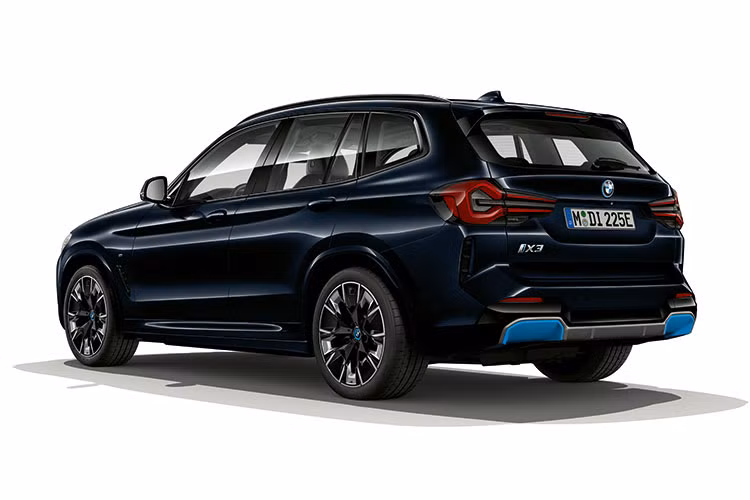 BMW iX3 còn có cản trước, 2 hốc gió bên hông thiết kế mới so với bản máy xăng, còn so với BMW iX3 cũ, xe mới ra mắt tại Việt Nam có 2 hốc gió được mở rộng nhiều hơn. Vòng ra đuôi xe, BMW iX3 2023 có đèn hậu LED với thay đổi là viền được sơn đen.