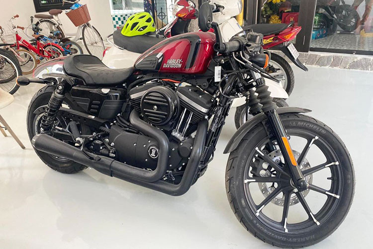 Hình ảnh do 1 người chuyên mua bán xe sang đi xem chiếc môtô phiên bản giới hạn Harley-Davidson Iron 883 Café Racer của Minh Nhựa chia sẻ cho thấy nó bị bám bụi khá dày đặc. Minh Nhựa cũng rất hiếm khi mang xe ra đường phố để dạo chơi. Người mua lại cho biết nhiều khả năng xe chưa từng lăn bánh ngoài đường, tình trạng còn mới tinh.