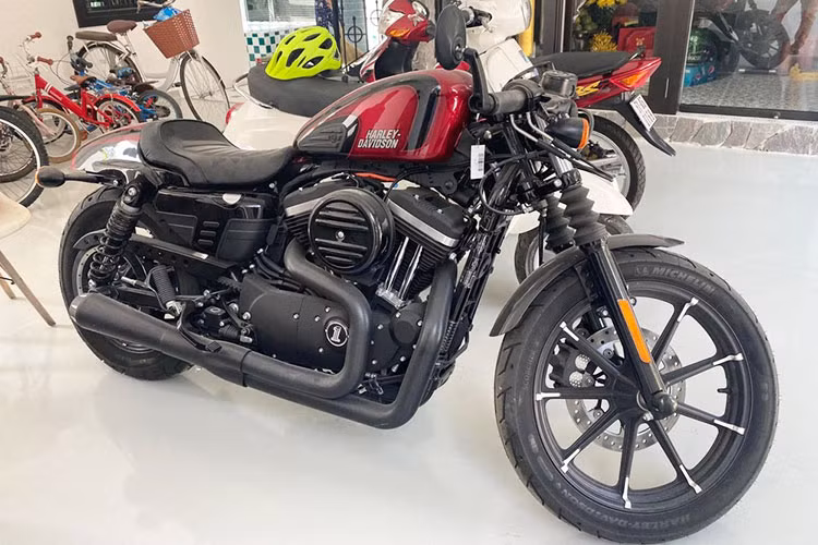 Hình ảnh do 1 người chuyên mua bán xe sang đi xem chiếc môtô phiên bản giới hạn Harley-Davidson Iron 883 Café Racer của Minh Nhựa chia sẻ cho thấy nó bị bám bụi khá dày đặc. Minh Nhựa cũng rất hiếm khi mang xe ra đường phố để dạo chơi. Người mua lại cho biết nhiều khả năng xe chưa từng lăn bánh ngoài đường, tình trạng còn mới tinh.