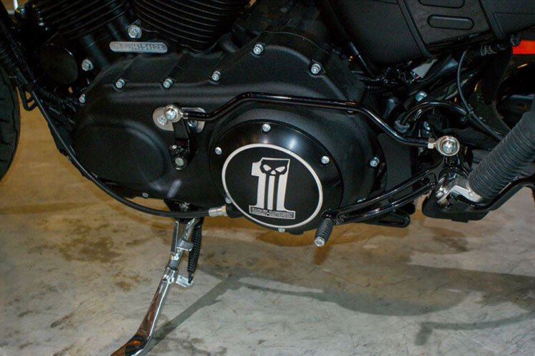 Yên xe dạng solo nâng cấp với trọng tâm thấp hơn, đường chỉ may thủ công tạo vẻ hoài cổ nhằm đem lại tổng thểm hoàn mỹ nhất. Bộ gương hậu nguyên bản cũng thay đổi với gương tích hợp trên gù cân lái giúp đầu xe trở nên gọn gàng hơn rất nhiều, nhưng vẫn đảm bảo tốt tầm quan sát phía sau khi di chuyên trên đường.