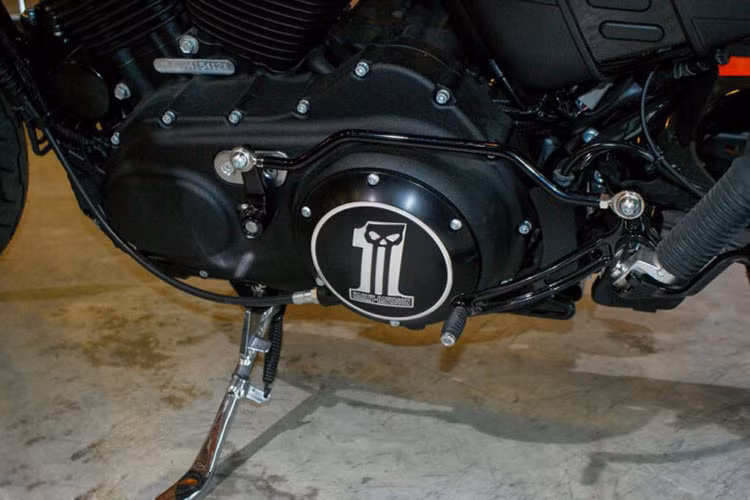 Yên xe dạng solo nâng cấp với trọng tâm thấp hơn, đường chỉ may thủ công tạo vẻ hoài cổ nhằm đem lại tổng thểm hoàn mỹ nhất. Bộ gương hậu nguyên bản cũng thay đổi với gương tích hợp trên gù cân lái giúp đầu xe trở nên gọn gàng hơn rất nhiều, nhưng vẫn đảm bảo tốt tầm quan sát phía sau khi di chuyên trên đường.