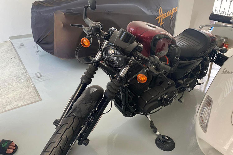 Chiếc xe môtô giới hạn Harley-Davidson Iron 883 Café Racer hàng hiếm được Minh Nhựa chia sẻ lần đầu tiên vào tháng 9/2018, sau đó, xe được vận chuyển đến nhà riêng của đại gia này và chủ yếu được trưng bày, thay vì mang ra đường dạo phố.