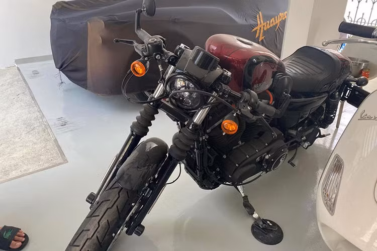 Chiếc xe môtô giới hạn Harley-Davidson Iron 883 Café Racer hàng hiếm được Minh Nhựa chia sẻ lần đầu tiên vào tháng 9/2018, sau đó, xe được vận chuyển đến nhà riêng của đại gia này và chủ yếu được trưng bày, thay vì mang ra đường dạo phố.