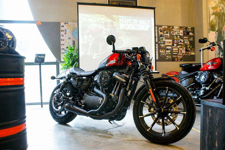 Đây là 1 phiên bản xe môtô giới hạn chỉ 100 chiếc trên toàn thế giới được thực hiện dựa trên phiên bản Harley-Davidson Iron 883 độ Café Racer do chính hãng Harley-Davidson bắt tay vào quá trình thiết kế. Khi mới về tay Minh Nhựa, giá xe Harley-Davidson Iron 883 Café Racer chính hãng được công bố là 469 triệu đồng.