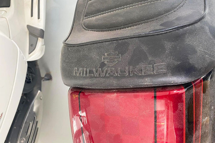 Đây là một phiên bản độ mang phong cách Café Racer độ chính hãng từ Milwaukee, nó được hãng xe môtô Mỹ thực hiện trên chiếc Harley-Davidson của Minh Nhựa và đánh số 81/100.