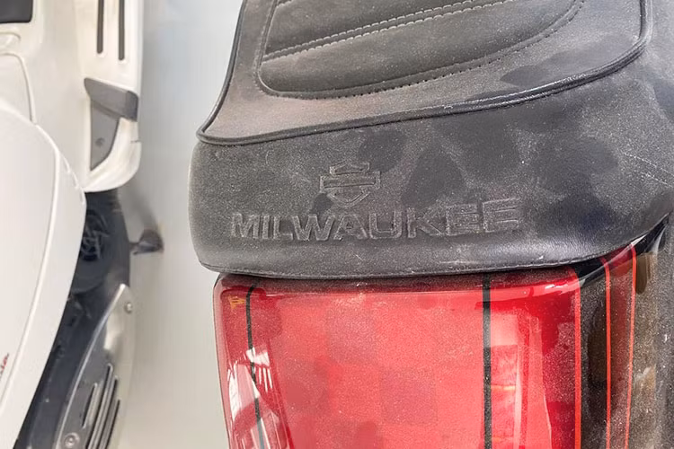 Đây là một phiên bản độ mang phong cách Café Racer độ chính hãng từ Milwaukee, nó được hãng xe môtô Mỹ thực hiện trên chiếc Harley-Davidson của Minh Nhựa và đánh số 81/100.