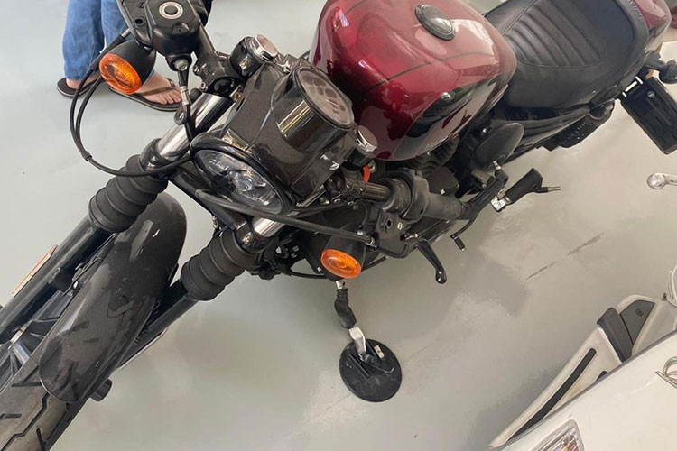Xe được trang bị bộ áo đỏ-đen nổi bật, ngoại hình xe được độ lại đèn pha LED mới. Bình xăng xe thiết kế nhỏ gọn, nhô cao, phần yên lái thấp, ghi đông hơi cúp về sau nên sẽ rất phù hợp với những người trẻ năng động... đặc biệt với những người có sở thích độ chế theo cá tính riêng.