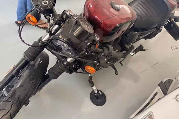 Xe được trang bị bộ áo đỏ-đen nổi bật, ngoại hình xe được độ lại đèn pha LED mới. Bình xăng xe thiết kế nhỏ gọn, nhô cao, phần yên lái thấp, ghi đông hơi cúp về sau nên sẽ rất phù hợp với những người trẻ năng động... đặc biệt với những người có sở thích độ chế theo cá tính riêng.