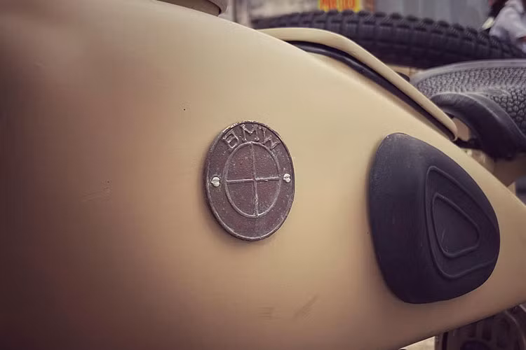 Đại diện garage Tự Thanh Đa cho hay, các chi tiết trên chiếc BMW R61 của Đặng Lê Nguyên Vũ gần như được giữ nguyên. Các chi tiết còn thiếu đều được xưởng độ đặt mua từ nước ngoài về mất tới gần 8 tháng để hoàn thiện.