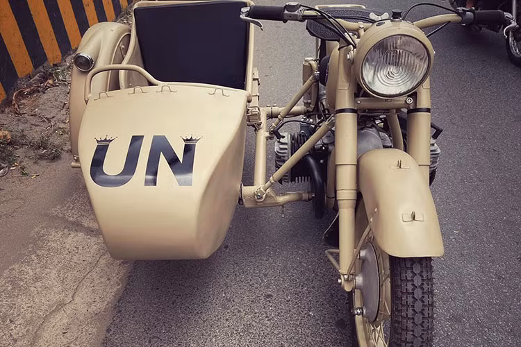 Những chiếc xe môtô BMW R61 được giới thiệu lần đầu tiên vào năm 1938 ở Berlin, Đức, cùng với 3 model khác là R51, R66 và R71. Tính năng đặc biệt trên tất cả những chiếc xe môtô của BMW là việc sử dụng hệ thống treo sau kiểu ống lồng – lần đầu tiên trong lịch sử của hãng.