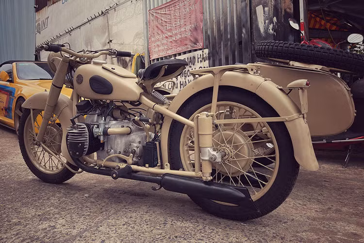 Chữ UN quen thuộc trên những mẫu xe hơi của "Qua" Vũ cũng được garage Tự Thanh Đa thiết kế cách điệu trên thuyền của BMW R61 đời 1938. với 2 vương miện "1 dành cho ông vua cafe và 1 dành cho ông vua siêu xe - ám chỉ ông Đặng Lê Nguyên Vũ".