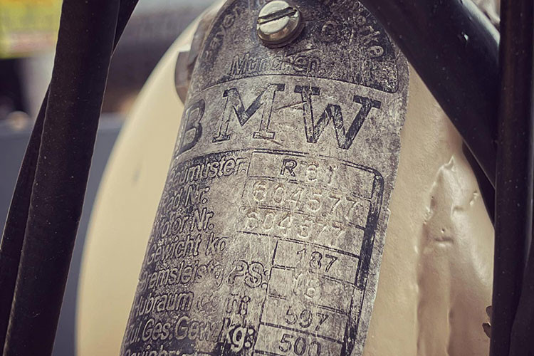 Đáng chú ý là màu sơn cúa xe môtô sidecar cổ BMW R61 đời 1938 này cũng đã được garage Tự Thanh Đa đưa về nguyên bản... các chi tiết thông số kỹ thuật của xe được in trên bảng nhôm đóng ở khung xe sau 85 năm vẫn còn khá nguyên vẹn.