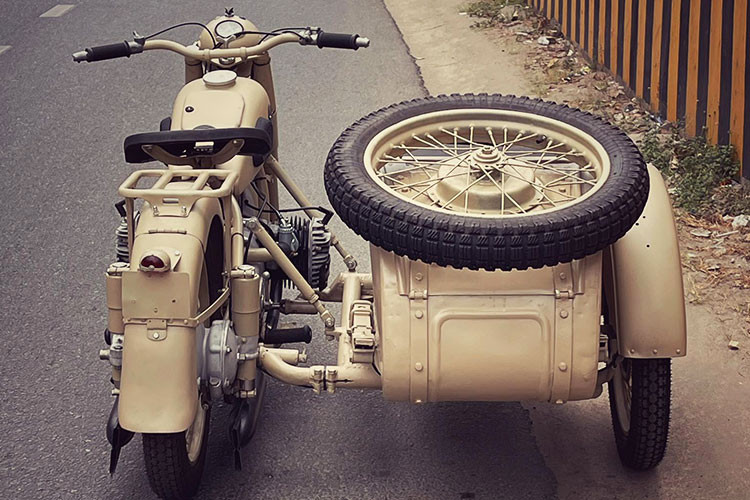 Theo chia sẻ của tay độ xe môtô đình đám Việt Nam - Tự Thanh Đa, chiếc xe môtô sidecar cổ BMW R61 đời 1938 này thuộc sở hữu của "ông vua cà phê" Đặng Lê Nguyên Vũ. Chiếc xe được chuyển từ Ban Mê Thuột về TP HCM để độ về nguyên bản.