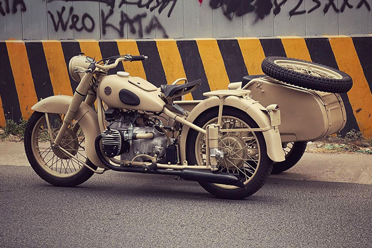 Mới đây, chiếc xe sidecar BMW R61 đời 1938 siêu hiếm tại Việt Nam này bất ngờ xuất hiện tại xưởng độ xe môtô đình đám của Tự Thanh Đa ở TP HCM. Theo tìm hiểu thì hiện mẫu xe này trên thế giới không có nhiều chiếc còn lăn bánh, tại dải đất hình chữ S cũng... khó tìm.