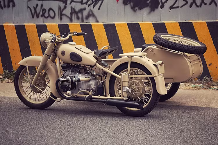 Mới đây, chiếc xe sidecar BMW R61 đời 1938 siêu hiếm tại Việt Nam này bất ngờ xuất hiện tại xưởng độ xe môtô đình đám của Tự Thanh Đa ở TP HCM. Theo tìm hiểu thì hiện mẫu xe này trên thế giới không có nhiều chiếc còn lăn bánh, tại dải đất hình chữ S cũng... khó tìm.