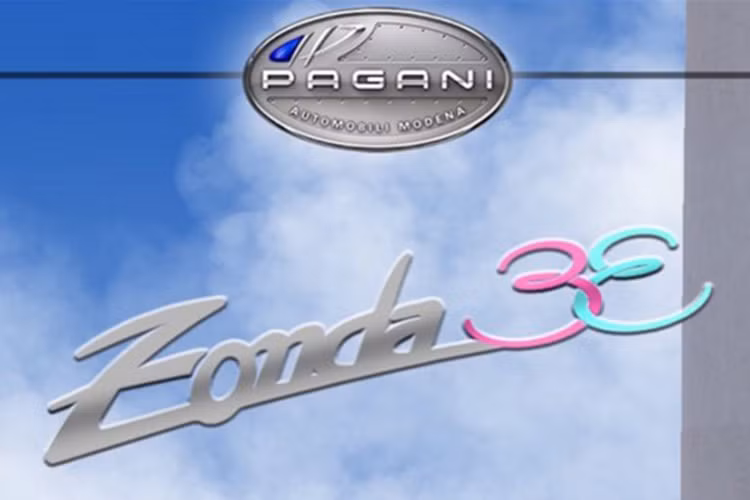 Ngoài ra phải kể đến là hệ thống khung gầm liền khối và body ‘nửa kín nửa hở’ vân carbon. Bên cạnh đó là cánh gió sau kích thước lớn, bộ khuếch tán phía sau và cản trước nổi bật.