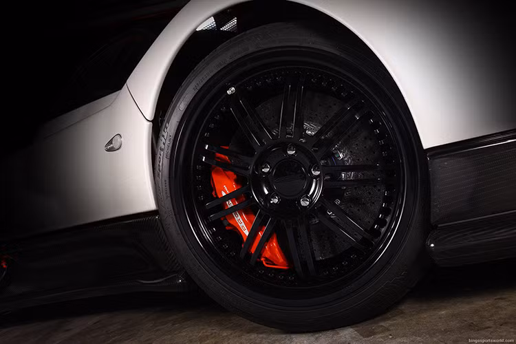 Vị khách hàng giàu có này là một nhà sưu tập siêu xe và đặc biệt ông là một trong năm người trên thế giới đang sở hữu Zonda Cinque Roadster.