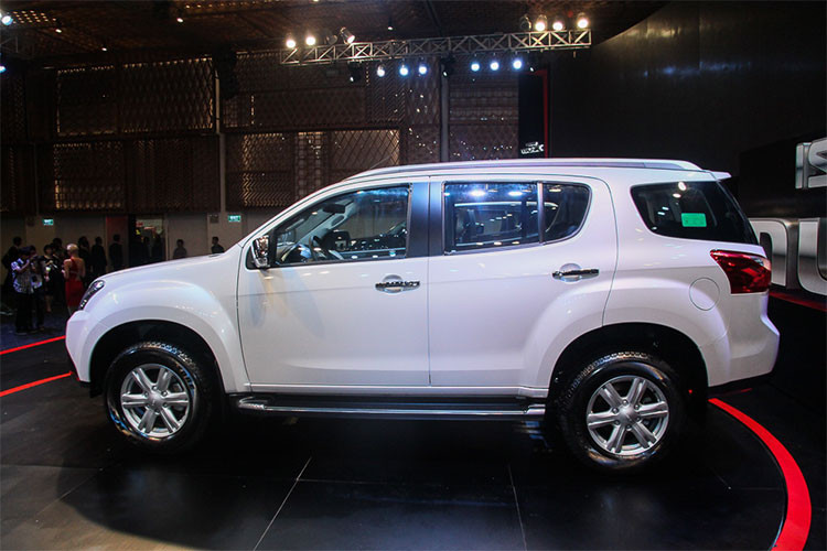 Lý do dẫn đến việc Isuzu mu-X lại bán chạy hơn cả các đối thủ như Toyota Fortuner (doanh số 0 chiếc bán ra trong tháng vừa qua) và Mitsubishi Pajero Sport (doanh số chỉ 3 chiếc bán ra trong tháng 4/2018) là vì các mẫu xe này đang đứng trước tình trạng khan hàng do ảnh hưởng bởi Nghị định 116 đã diễn ra từ nhiều tháng nay.