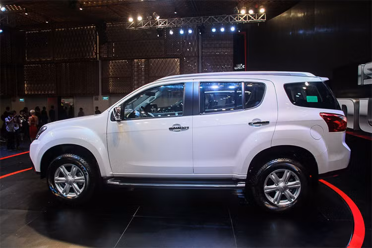 Lý do dẫn đến việc Isuzu mu-X lại bán chạy hơn cả các đối thủ như Toyota Fortuner (doanh số 0 chiếc bán ra trong tháng vừa qua) và Mitsubishi Pajero Sport (doanh số chỉ 3 chiếc bán ra trong tháng 4/2018) là vì các mẫu xe này đang đứng trước tình trạng khan hàng do ảnh hưởng bởi Nghị định 116 đã diễn ra từ nhiều tháng nay.