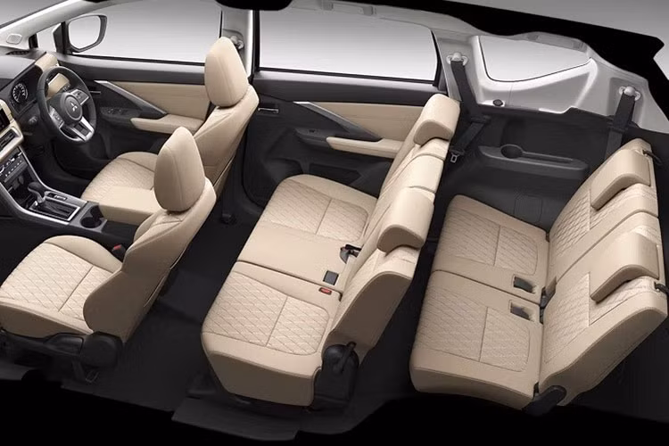 Thêm vào đó là màn hình LCD và nút chỉnh dạng cuộn mới của hệ thống điều hòa. Phanh tay của Mitsubishi Xpander cũ cũng được thay thế bằng loại điện tử hiện đại hơn, đi kèm với đó là tính năng tự động giữ phanh tạm thời mới. Ngoài ra, cụm điều khiển trung tâm còn được thiết kế lại để có chỗ đặt điện thoại thông minh lớn hơn. Những tiện ích khác của xe bao gồm cổng USB Type A và Type C cũng như hộc đựng cốc ở bệ tì tay hàng ghế sau.