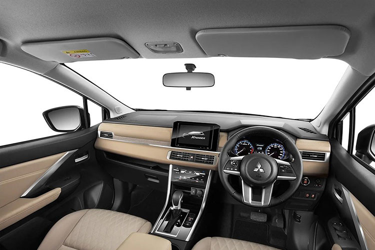 Bên trong Mitsubishi Xpander 2022 là không gian nội thất sang trọng và nhiều trang bị hơn trước. Ở các phiên bản cao cấp, xe được trang bị mặt táp-lô với những chi tiết nằm ngang, tạo cảm giác rộng rãi hơn. Nằm độc lập trên mặt táp-lô là màn hình cảm ứng 9 inch mới trong khi trước mặt người lái xuất hiện vô lăng tái thiết kế.