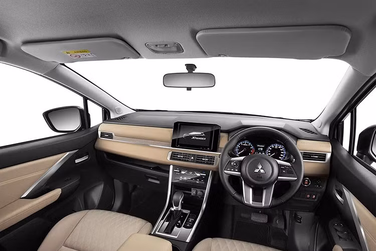 Bên trong Mitsubishi Xpander 2022 là không gian nội thất sang trọng và nhiều trang bị hơn trước. Ở các phiên bản cao cấp, xe được trang bị mặt táp-lô với những chi tiết nằm ngang, tạo cảm giác rộng rãi hơn. Nằm độc lập trên mặt táp-lô là màn hình cảm ứng 9 inch mới trong khi trước mặt người lái xuất hiện vô lăng tái thiết kế.