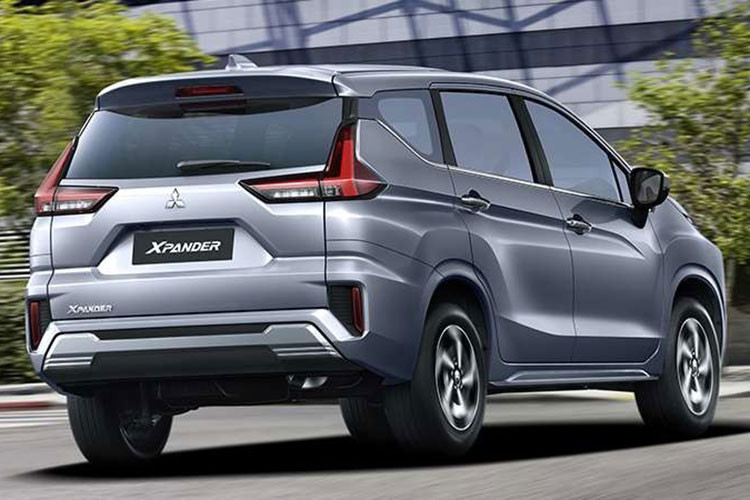 Thiết kế bên sườn của Mitsubishi Xpander 2022 nâng cấp về cơ bản là giống hệt phiên bản cũ, trừ bộ vành la-zăng. Ở phiên bản mới, bộ vành la-zăng này có đường kính 17 inch, mang thiết kế 5 chấu kép và sơn 2 màu thể thao hơn. Phía sau, mẫu MPV này được bổ sung đèn hậu LED với đèn phanh LED nhằm tăng độ nhận diện khi chạy trên đường. Bên cạnh đó là cản sau mới với khe gió nằm dọc ở hai bên góc.