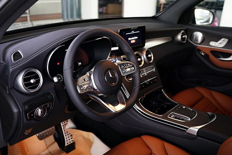 Bên trong nội thất, Mercedes-Benz GLC 300 gây ấn tượng mạnh với khoang nội thất sáng trọng, điểm nhấn của nội thất chính là bảng điều khiển liền khối cùng toàn bộ chất liệu cao cấp làm từ da, gỗ và hợp kim nhôm. Ghế người lái và hành khách phía trước điều chỉnh điện, bộ nhớ 3 vị trí cho ghế trước, tay lái và gương chiếu hậu bên ngoài...