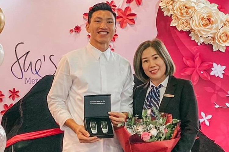 Về truyền động, Mercedes-Benz GLC 300 sử dụng khối động cơ I4 2.0L, cho ra công suất tối đa 258 mã lực và 370 Nm mô-men xoắn cực đại. Đi kèm với đó là trang bị hộp số tự động 9 cấp 9G-Tronic và hệ dẫn động 4 bánh toàn thời gian.