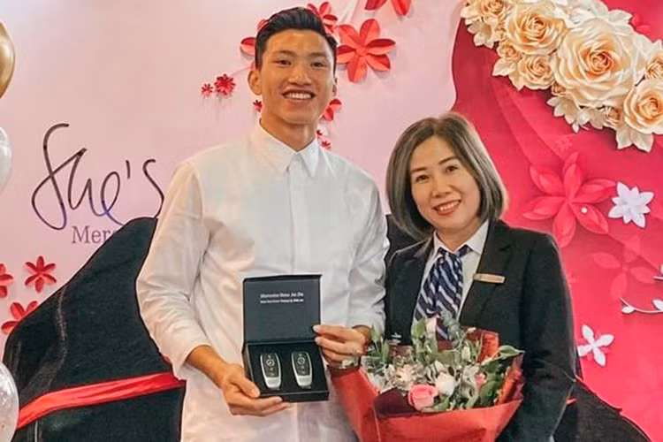 Về truyền động, Mercedes-Benz GLC 300 sử dụng khối động cơ I4 2.0L, cho ra công suất tối đa 258 mã lực và 370 Nm mô-men xoắn cực đại. Đi kèm với đó là trang bị hộp số tự động 9 cấp 9G-Tronic và hệ dẫn động 4 bánh toàn thời gian.