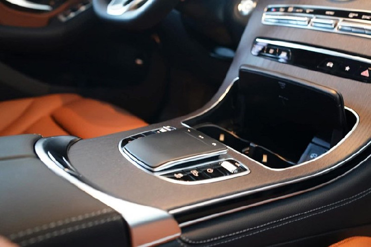 Về trang bị an toàn, GLC 300 2020 mới còn mang trong mình hàng loạt các tính năng an toàn vượt trội như: hỗ trợ đỗ xe tự động Active Parking Assist; ATTENTION ASSIST; ESP Curve Dynamic Assist; Crosswind Assist; phanh tay điều khiển điện với chức năng nhả phanh thông minh; túi khí phía trước, túi khí bên hông phía trước, túi khí đầu gối cho người lái, túi khí cửa sổ, Camera 360 độ...