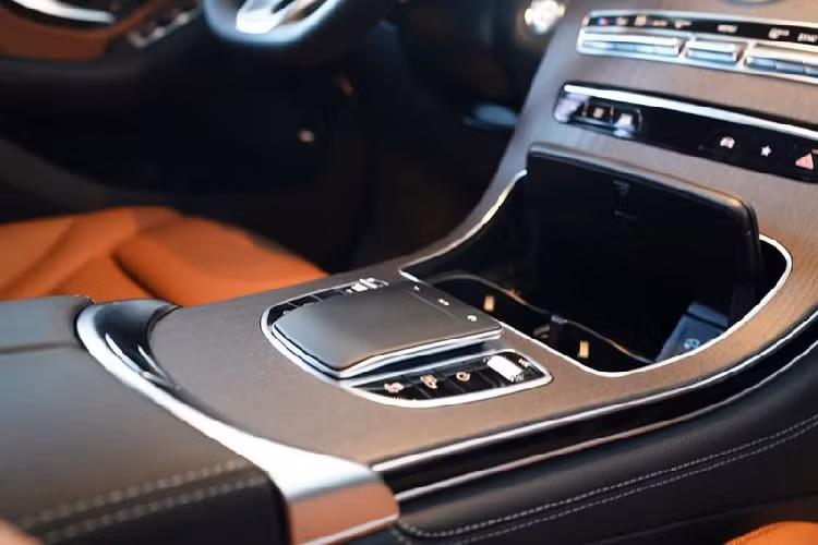 Về trang bị an toàn, GLC 300 2020 mới còn mang trong mình hàng loạt các tính năng an toàn vượt trội như: hỗ trợ đỗ xe tự động Active Parking Assist; ATTENTION ASSIST; ESP Curve Dynamic Assist; Crosswind Assist; phanh tay điều khiển điện với chức năng nhả phanh thông minh; túi khí phía trước, túi khí bên hông phía trước, túi khí đầu gối cho người lái, túi khí cửa sổ, Camera 360 độ...