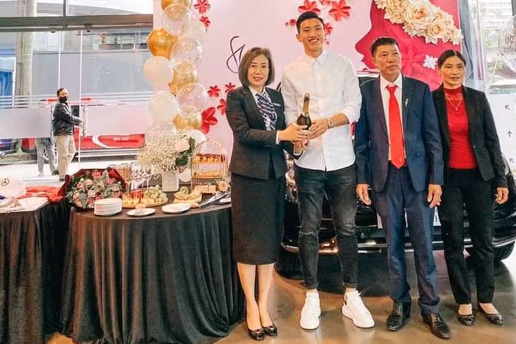 Với việc tậu mẫu xe sang Mercedes-Benz GLC 300 đời mới, Đoàn Văn Hậu đã ghi tên mình vào CLB những người nổi tiếng đi xe "Mẹc". Ngoài ra, GLC cũng được xem là mẫu xe đón nhận rất nhiều sự yêu thích của các cầu thủ trẻ tuổi. Trước Đoàn Văn Hậu, các đồng đội của anh là Quang Hải, thủ môn Bùi Tiến Dũng, trung vệ Bùi Tiến Dũng, Duy Mạnh... cũng đã tậu chiếc crossover tới từ thương hiệu Sao ba cánh.