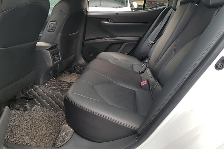 Ngoài hệ thống điều hoà tự động 3 vùng độc lập, xe còn được trang bị sưởi kính trước và sau. Toàn bộ các bản trang bị của Toyota Camry 2019 đều có 7 túi khí trong khi bản cao cấp có 9 túi khí. Các trang bị an toàn khác của xe còn có hệ thống cân bằng điện tử, kiểm soát lực bám đường, chống bó cứng phanh ABS, phân bổ lực phanh điện tử, cảnh báo phương tiện...