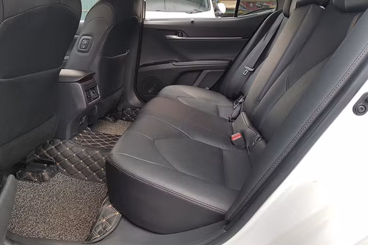 Ngoài hệ thống điều hoà tự động 3 vùng độc lập, xe còn được trang bị sưởi kính trước và sau. Toàn bộ các bản trang bị của Toyota Camry 2019 đều có 7 túi khí trong khi bản cao cấp có 9 túi khí. Các trang bị an toàn khác của xe còn có hệ thống cân bằng điện tử, kiểm soát lực bám đường, chống bó cứng phanh ABS, phân bổ lực phanh điện tử, cảnh báo phương tiện...