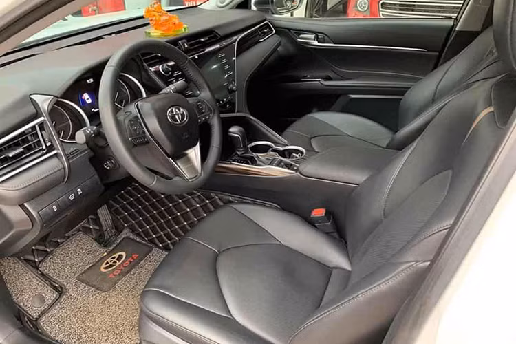 Cụm đồng hồ tích hợp màn hình 7 inch thay vì 4,2 inch như trước đây, màn hình hiển thị kính lái HUD, vô lăng thiết kế 3 chấu tích hợp thêm cruise control và điều khiển giọng nói. Hệ thống giải trí cao cấp hơn với đầu DVD, màn hình 8 inch và 9 loa JBL. Màn hình giải trí trung tâm LCD với cách bố trí hợp lý và đơn giản tích hợp bản đồ định vị... Hàng ghế sau cũng được chỉnh điện để giúp người ngồi có cảm giác thoải mái hơn.