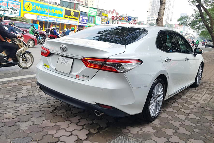 Tại Việt Nam, phiên bản Toyota Camry 2.5Q mới sẽ được trang bị khối động cơ 2AR-FE, 4 xi-lanh thẳng hàng, DOHC, VVT-i kép, 2.494 cc, công suất 181 mã lực tại 6.000 vòng/phút và mô-men xoắn 235 Nm tại 4.100 vòng/phút, hộp số tự động 6 cấp. Camry 2019 sở hữu 3 chế độ lái khác nhau bao gồm Eco, Normal và Sport.