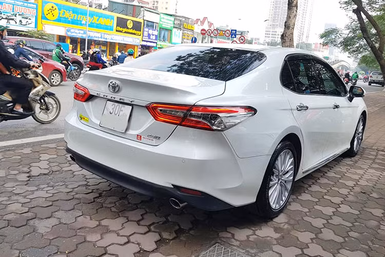 Tại Việt Nam, phiên bản Toyota Camry 2.5Q mới sẽ được trang bị khối động cơ 2AR-FE, 4 xi-lanh thẳng hàng, DOHC, VVT-i kép, 2.494 cc, công suất 181 mã lực tại 6.000 vòng/phút và mô-men xoắn 235 Nm tại 4.100 vòng/phút, hộp số tự động 6 cấp. Camry 2019 sở hữu 3 chế độ lái khác nhau bao gồm Eco, Normal và Sport.