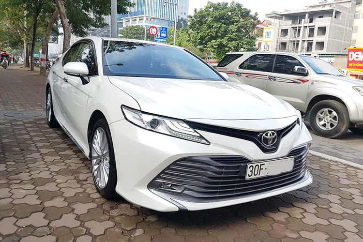  Giá xe Toyota Camry 2.5Q 2019 mới chính hãng bán ra tại Việt Nam là 1,235 tỷ đồng, xe được nhập khẩu nguyên chiếc từ Thái Lan. Chiếc xe trong bài viết này được chủ nhân chào bán với mức giá khoảng hơn 1,2 tỷ đồng, xe đã ra biển Hà Nội và được trang bị thêm một số phụ kiên trị giá khoảng 100 triệu đồng.