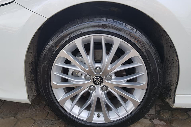 Ở phía sau, xe được trang bị cụm đèn hậu lớn ôm gọn vào bên hông, một phần tích hợp vào nắp ca-pô. Ống xả đơn nằm sâu bên dưới được làm bằng chất liệu kim loại sáng không gỉ. Phiên bản Toyota Camry 2.5Q 2019 đang được trưng này sở hữu bộ mâm đa chấu màu xám bạc với kích thước 18 inch cùng lốp Bridgestone.