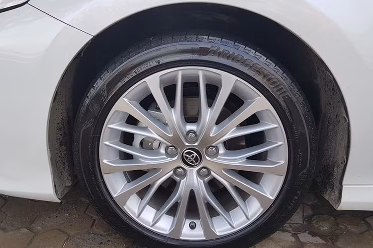 Ở phía sau, xe được trang bị cụm đèn hậu lớn ôm gọn vào bên hông, một phần tích hợp vào nắp ca-pô. Ống xả đơn nằm sâu bên dưới được làm bằng chất liệu kim loại sáng không gỉ. Phiên bản Toyota Camry 2.5Q 2019 đang được trưng này sở hữu bộ mâm đa chấu màu xám bạc với kích thước 18 inch cùng lốp Bridgestone.