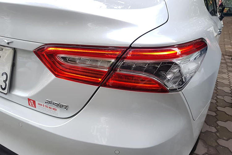 Nền tảng mới có trọng tâm xe hạ thấp hơn, tăng cường sự ổn định thân xe, hệ thống treo hoàn toàn mới giúp mang đến chuyển động mượt mà và êm ái. Các kỹ sư đã bổ sung thêm gia cố khung thép khu vực hông xe và khu vực ghế sau. Ở bản 2019, Camry đã được giảm độ cao nắp capo và tinh gọn bảng điều khiển trung tâm, thu nhỏ kích thước cột chữ A và mở rộng cửa sổ 2 bên.