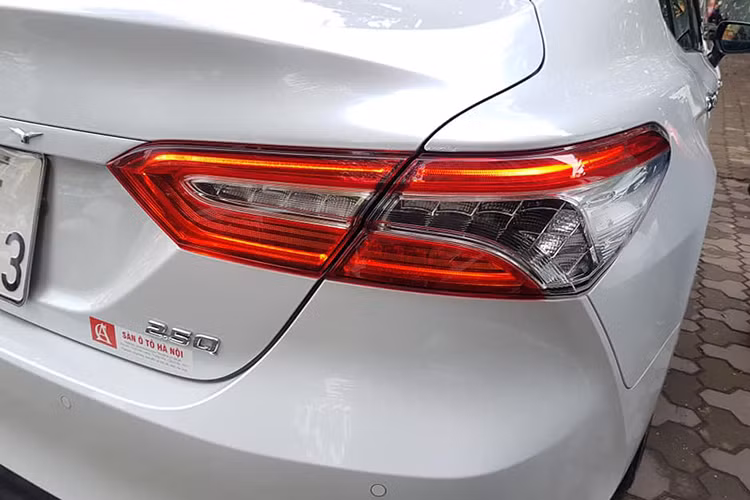 Nền tảng mới có trọng tâm xe hạ thấp hơn, tăng cường sự ổn định thân xe, hệ thống treo hoàn toàn mới giúp mang đến chuyển động mượt mà và êm ái. Các kỹ sư đã bổ sung thêm gia cố khung thép khu vực hông xe và khu vực ghế sau. Ở bản 2019, Camry đã được giảm độ cao nắp capo và tinh gọn bảng điều khiển trung tâm, thu nhỏ kích thước cột chữ A và mở rộng cửa sổ 2 bên.