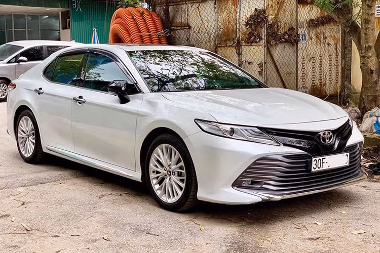 Bước sang thế hệ mới, Toyota Camry 2019 mới tại thị trường Việt Nam được nhập khẩu nguyên chiếc từ Thái Lan thay vì lắp ráp trong nước như nhiều thế hệ trước. Mặc dù mới ra mắt chưa được 1 năm, mẫu xe này đã được người dùng chào bán trên sàn xe cũ. Chiếc xe trong bài của một người dùng tại Hà Nội thuộc phiên bản Camry 2.5Q, mới lăn bánh khoảng 10.000 km và ngoài hình còn khá mới.