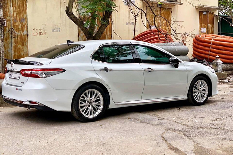 Về thiết kế, Toyota Camry thế hệ mới được phát triển dựa trên cơ sở gầm bệ TNGA mới. Kéo theo đó là những thay đổi về kích thước tổng thể: chiều dài tăng 35 mm và chiều rộng tăng 15 mm so với trước đây. Bên cạnh đó, chiều dài cơ sở cũng tăng thêm 50 mm hứa hẹn một không gian nội thất rộng rãi, thoải mái hơn.