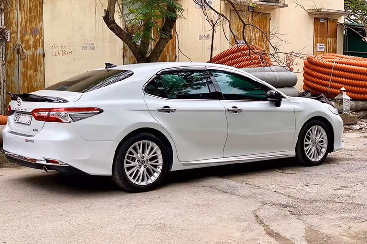 Về thiết kế, Toyota Camry thế hệ mới được phát triển dựa trên cơ sở gầm bệ TNGA mới. Kéo theo đó là những thay đổi về kích thước tổng thể: chiều dài tăng 35 mm và chiều rộng tăng 15 mm so với trước đây. Bên cạnh đó, chiều dài cơ sở cũng tăng thêm 50 mm hứa hẹn một không gian nội thất rộng rãi, thoải mái hơn.