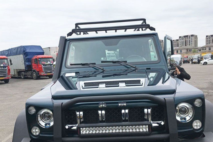 Beijing Auto BJ80 6x6 chính là phiên bản 3 cầu 6 bánh của mẫu xe bán tải BJ80 tại thị trường Trung Quốc. Ở ngoại thất, có thể thấy xe sở hữu ngoại hình đồ sộ với ống thở màu đen trên cột A, đèn pha projector hình tròn nhỏ, thanh đèn LED ngay bên dưới lưới tản nhiệt...