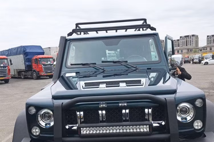 Beijing Auto BJ80 6x6 chính là phiên bản 3 cầu 6 bánh của mẫu xe bán tải BJ80 tại thị trường Trung Quốc. Ở ngoại thất, có thể thấy xe sở hữu ngoại hình đồ sộ với ống thở màu đen trên cột A, đèn pha projector hình tròn nhỏ, thanh đèn LED ngay bên dưới lưới tản nhiệt...