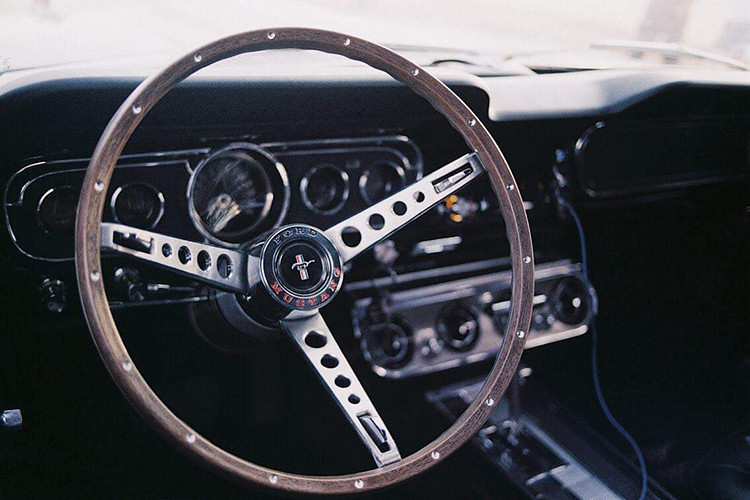 Động cơ của xe Ford Mustang 1965 dù được sản xuất cách đây hàng chục năm, nhưng cũng thuộc loại “quái vật” ở thời điểm ấy với cấu hình máy V8 7 Lít, cho công suất cực đại lên tới 335 mã lực, xe dẫn động cầu sau và số sàn 5 cấp mang lại cảm giác lái “mê hoặc” cho bất kỳ tay lái nào.