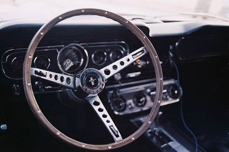 Động cơ của xe Ford Mustang 1965 dù được sản xuất cách đây hàng chục năm, nhưng cũng thuộc loại “quái vật” ở thời điểm ấy với cấu hình máy V8 7 Lít, cho công suất cực đại lên tới 335 mã lực, xe dẫn động cầu sau và số sàn 5 cấp mang lại cảm giác lái “mê hoặc” cho bất kỳ tay lái nào.